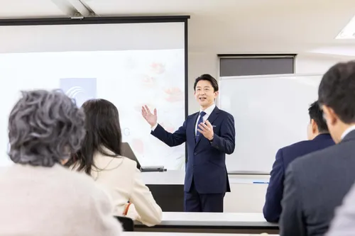 セミナーで講演している様子